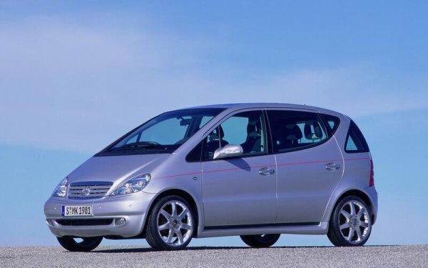 Като се има предвид с какво желание  Mercedes поставя значката AMG на колите си днес, изглежда странно, че на най-горещите от оригиналната гама A-Class това беше отказано. При това за A210. Честно казано, 2,1-литров двигател със 140 к.с., който ускорява от 0 до 100 км/ч за 8,2 секунди, всъщност не гарантираше значка на AMG и феновете на хот-хеча не смятаха, че това оправдава да харчат пари за него. Така продажбите бяха също толкова слаби.

Въпреки това Mercedes стигна дотам, че разработи настройка на спортно окачване, за да осигури добро сцепление в завои, въпреки че не направи нищо за качеството на возене или усещането при управление.